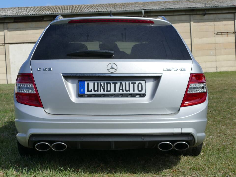 Imagen 5/18 de Mercedes-Benz C 63 AMG T (2010)