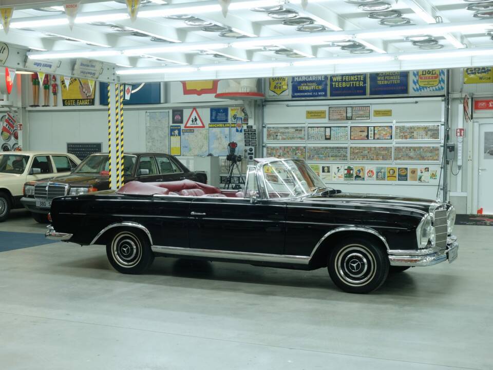 Image 18/50 of Mercedes-Benz 220 SE b (1963)