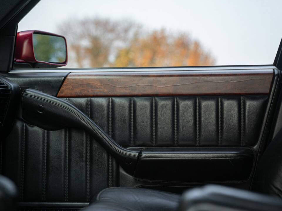 Image 32/50 of Lancia Thema 8.32 (1989)