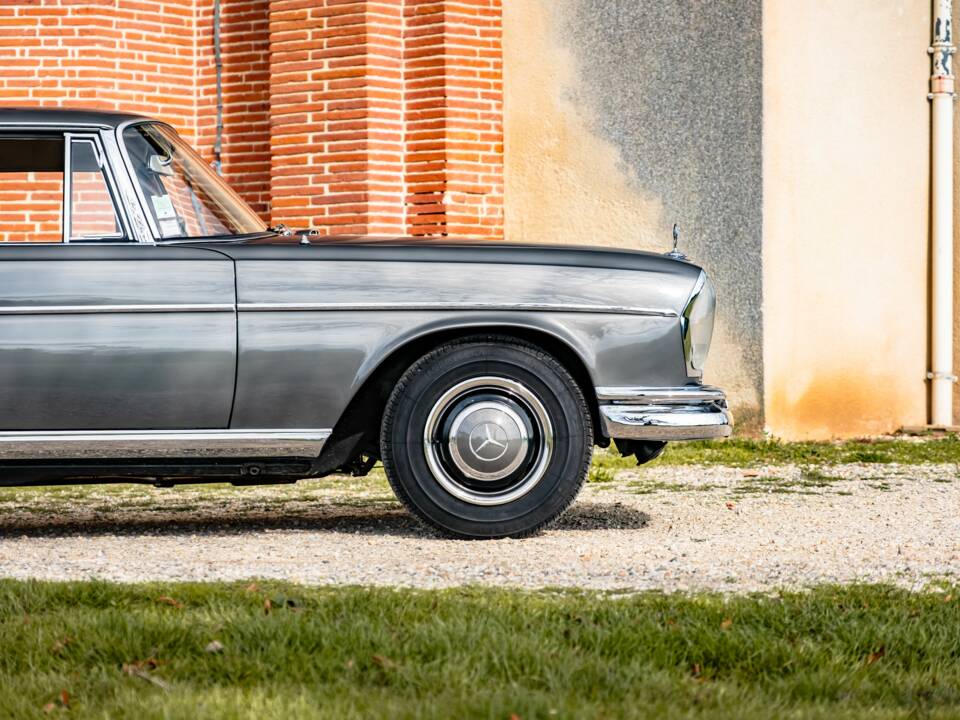 Image 8/86 of Mercedes-Benz 300 SE (1965)