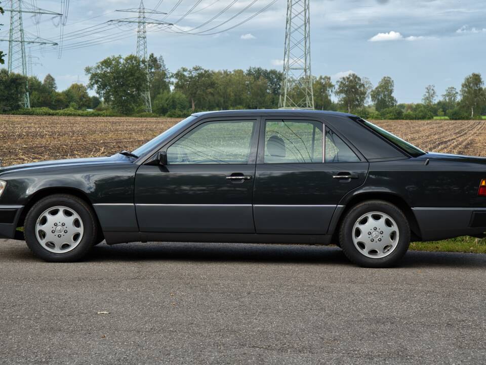 Image 9/63 of Mercedes-Benz 220 E (1993)