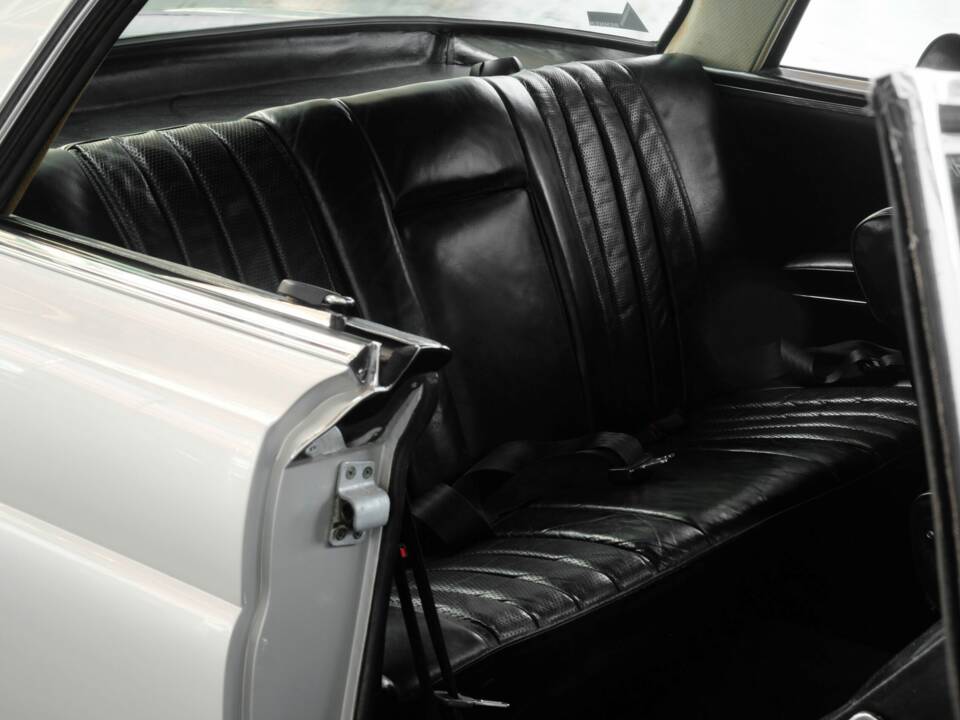 Image 26/49 de Mercedes-Benz 280 SE (1970)