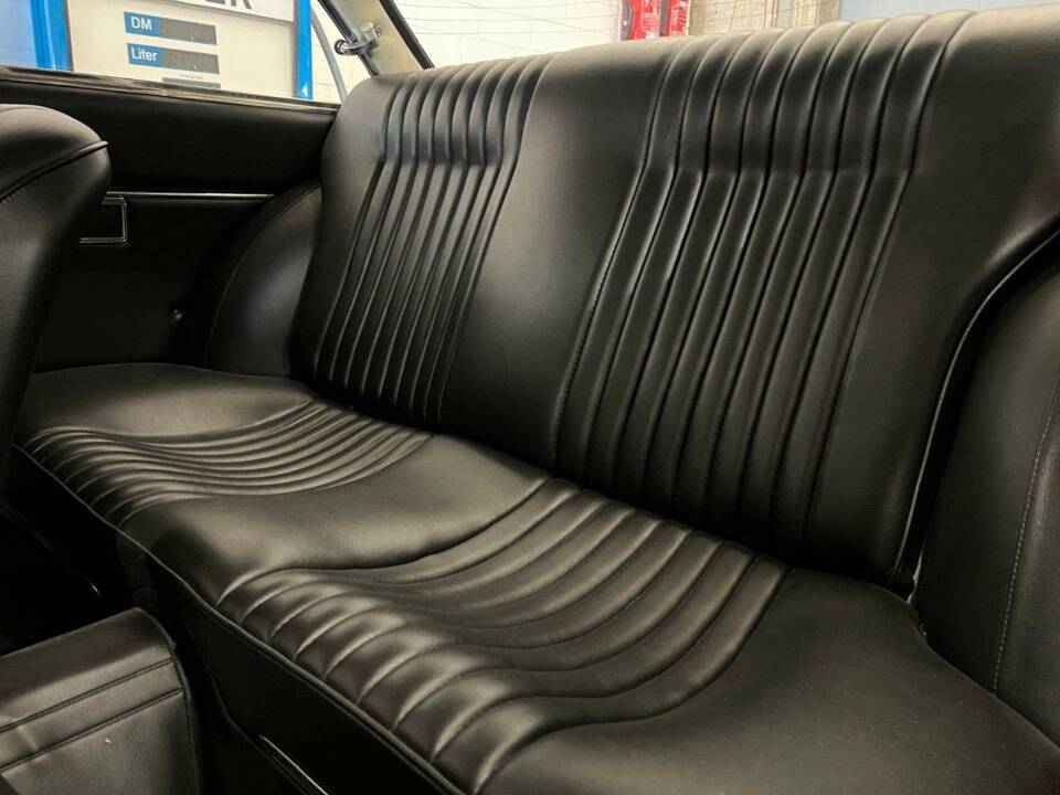 Image 11/20 of Alfa Romeo Giulia GT 1300 Junior (1971)