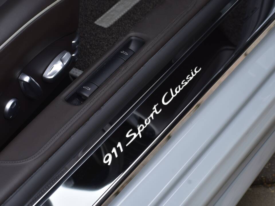 Image 42/50 of Porsche 911 Sport Classic (2010)