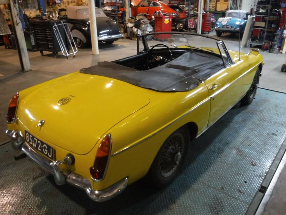 Image 38/50 of MG MGB (1967)