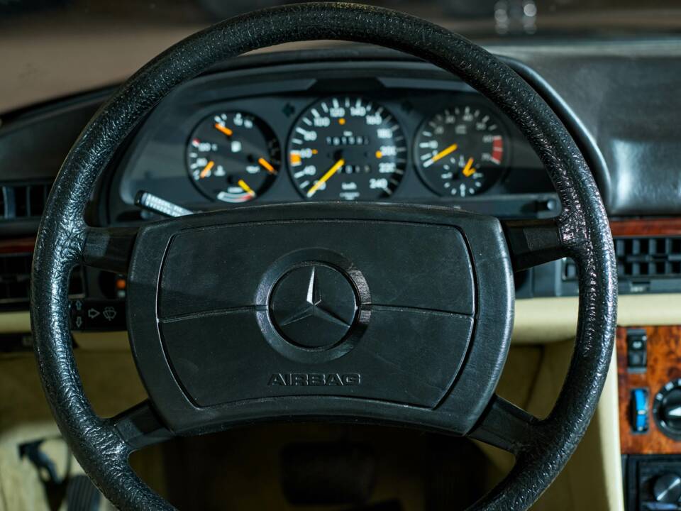 Bild 33/43 von Mercedes-Benz 380 SE (1984)