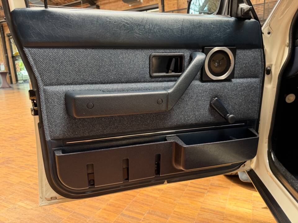 Bild 16/43 von Volvo 240 (1989)