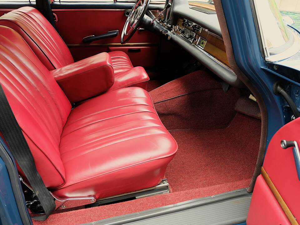 Image 33/76 de Mercedes-Benz 220 S b (1963)