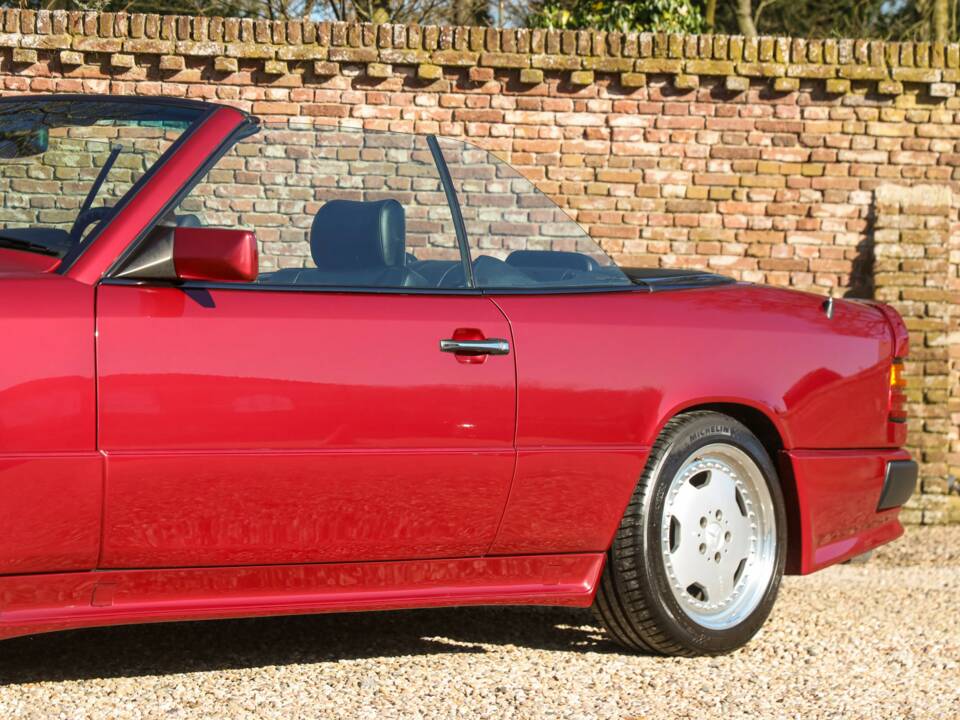 Immagine 37/50 di Mercedes-Benz 300 CE-24 3.4 AMG (1993)