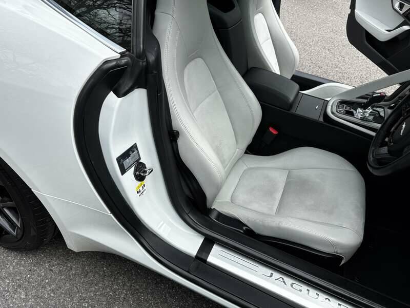 Image 47/50 of Jaguar F-Type (2014)