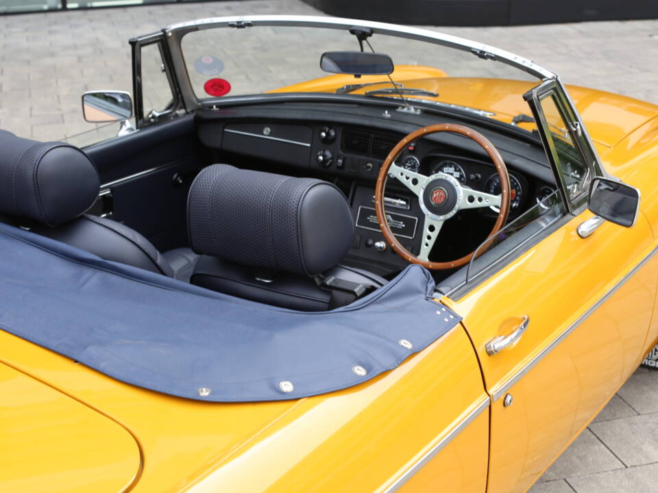 Image 21/53 of MG MGB (1973)