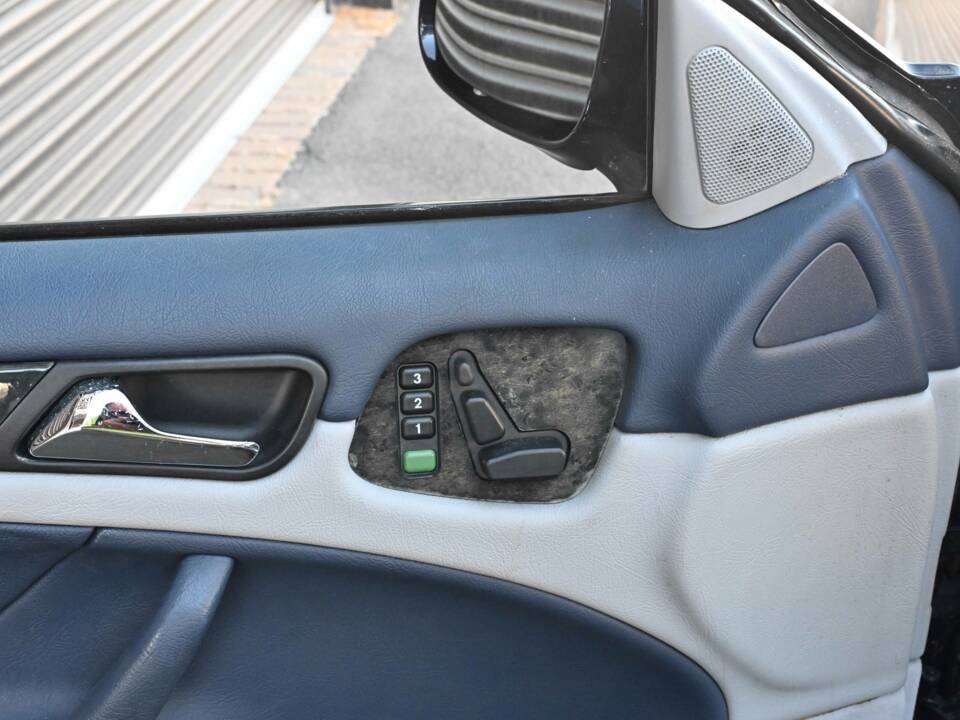 Image 25/50 of Mercedes-Benz CLK 230 Kompressor (2002)