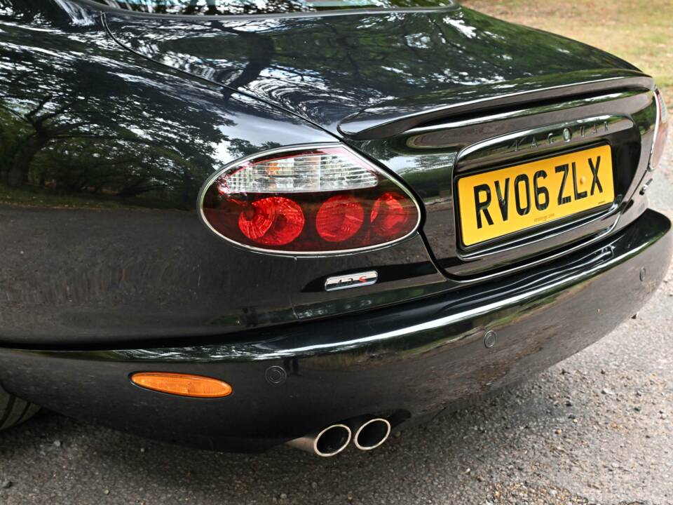 Image 17/50 of Jaguar XKR (2006)