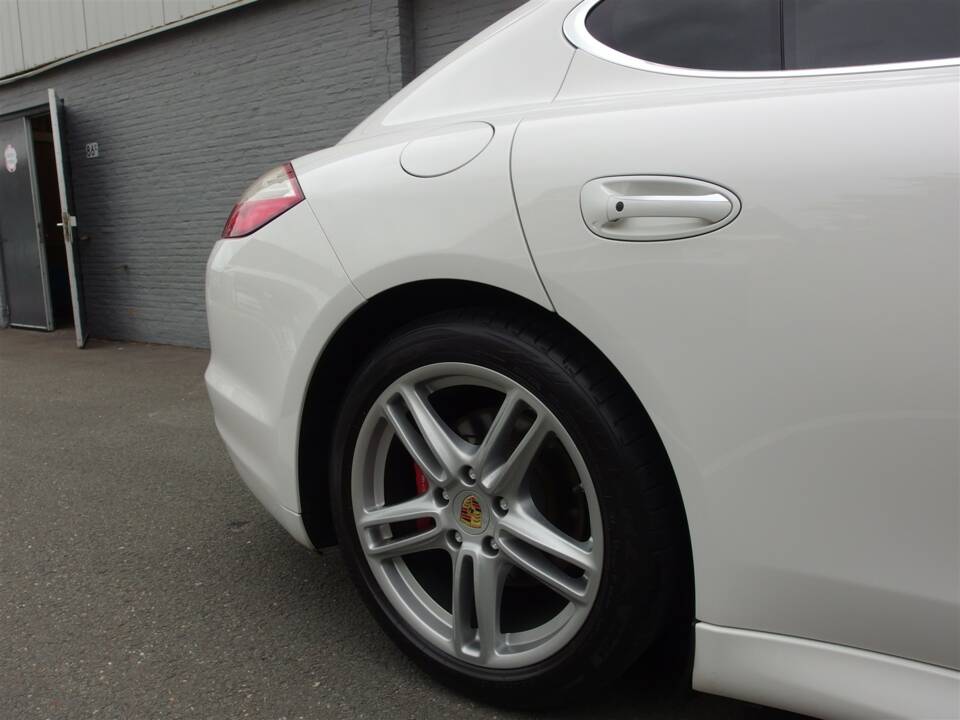 Image 24/98 of Porsche Panamera S (2010)