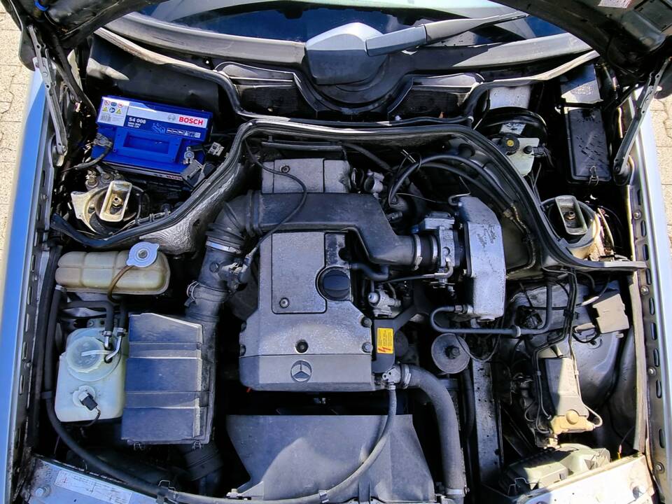Bild 10/12 von Mercedes-Benz E 220 (1994)