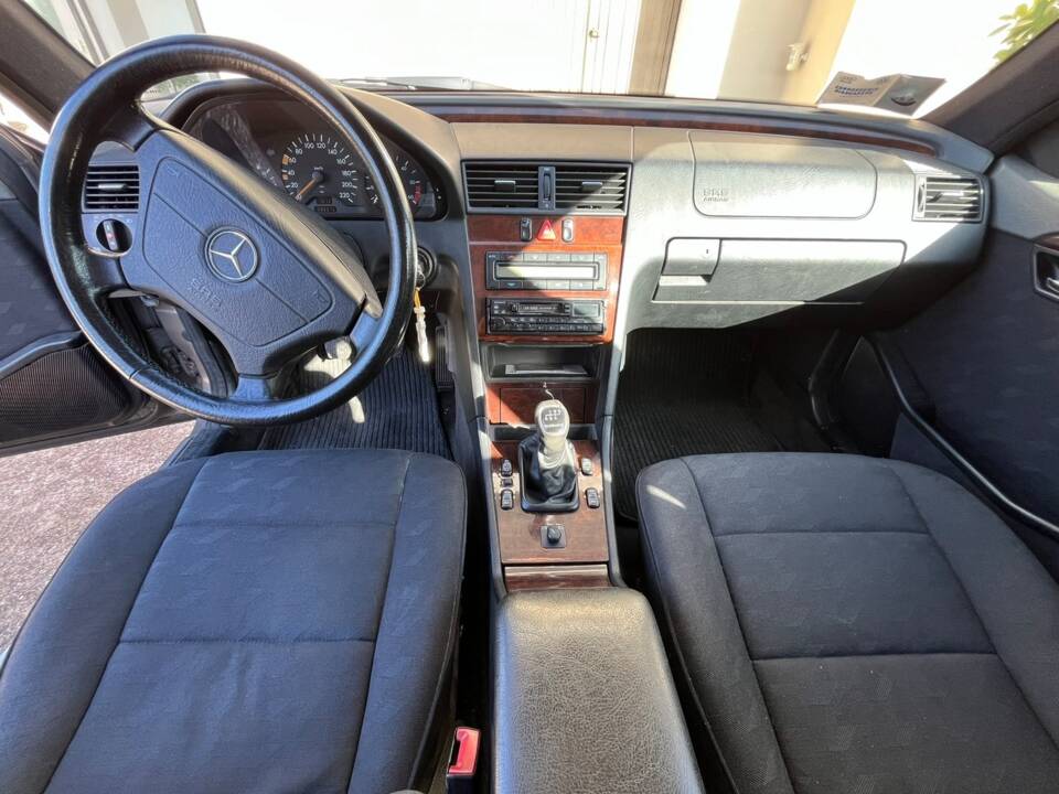 Image 8/11 of Mercedes-Benz C 220 Diesel (1995)