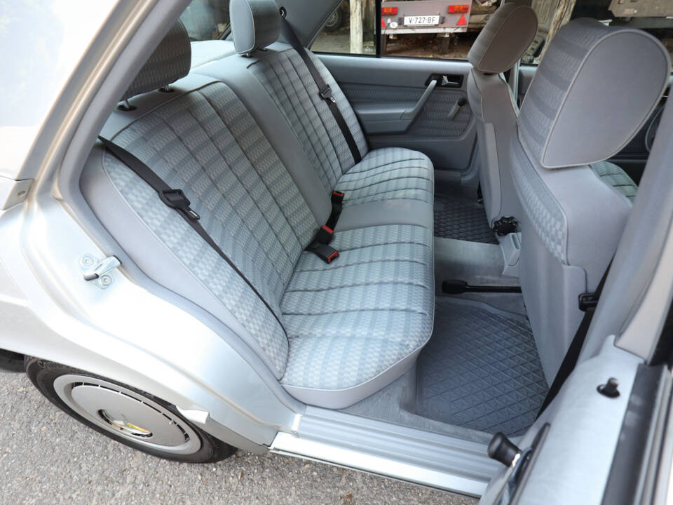 Immagine 14/100 di Mercedes-Benz 190 E 2.3 (1992)