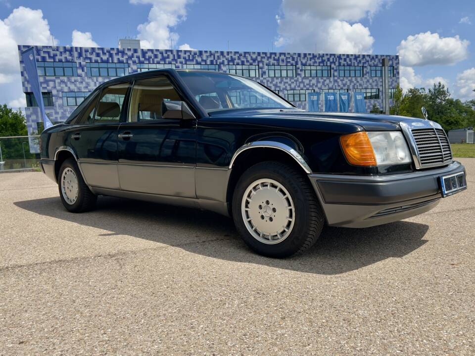 Immagine 5/36 di Mercedes-Benz 300 E 4-Matic (1989)