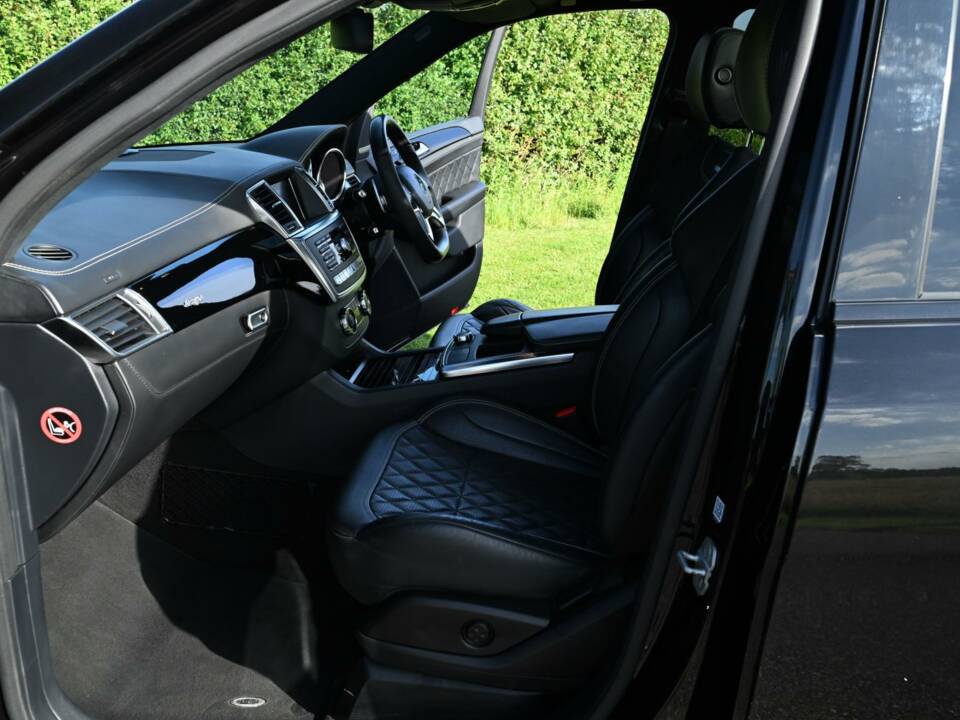 Image 34/49 of Mercedes-Benz ML 63 AMG (2013)