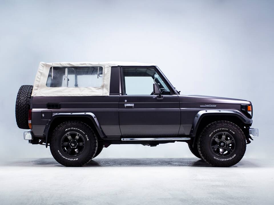 Image 8/42 of Toyota Land Cruiser FJ 62 (1985)