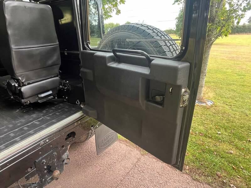 Image 15/25 of Land Rover Defender 90 TD4 (2010)