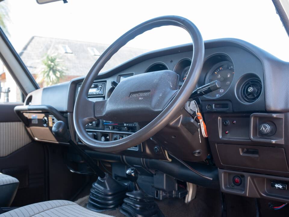 Image 26/46 of Toyota Land Cruiser FJ 62 (1988)
