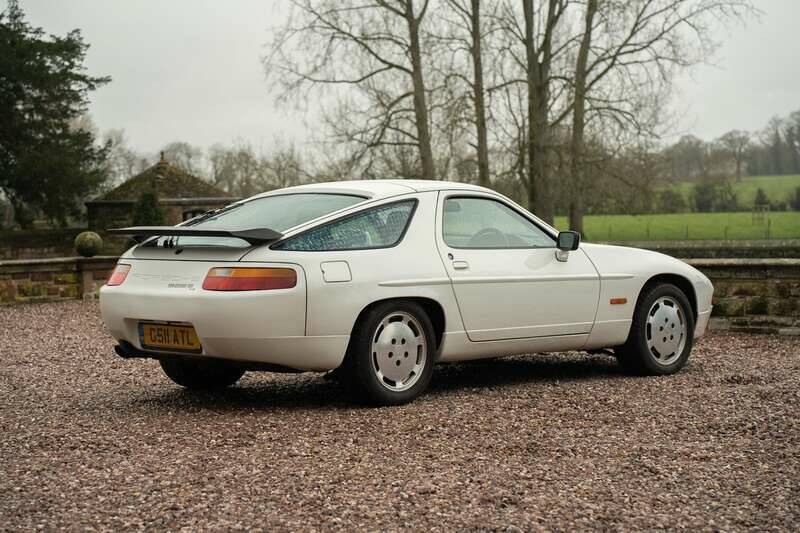 Image 17/50 of Porsche 928 S4 (1990)