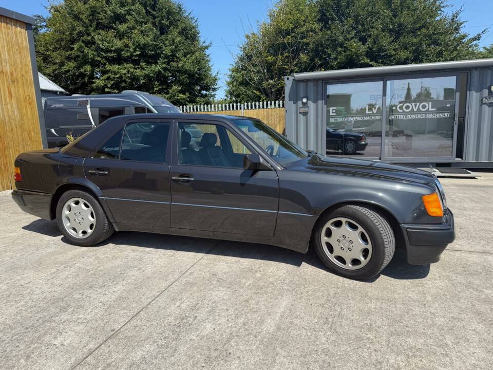 Image 5/23 of Mercedes-Benz 500 E (1992)