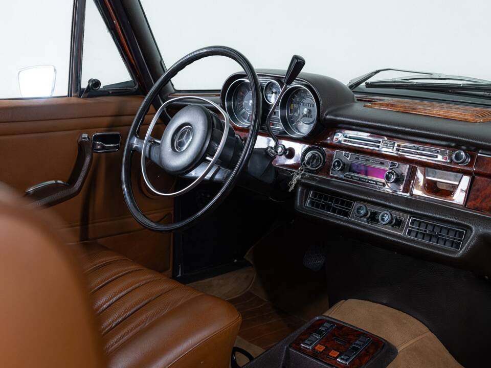 Image 13/26 of Mercedes-Benz 280 SE 4,5 (1972)