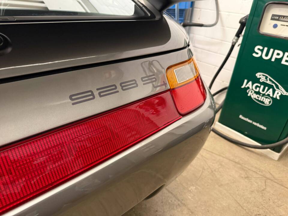 Image 17/19 of Porsche 928 S4 (1990)
