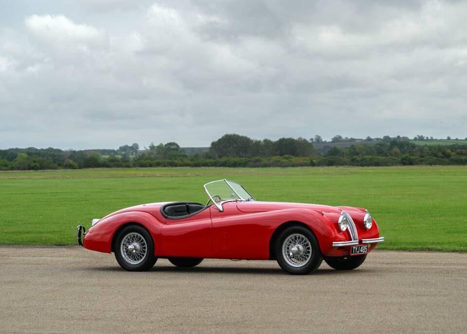 Image 2/37 of Jaguar XK 120 SE OTS (1954)