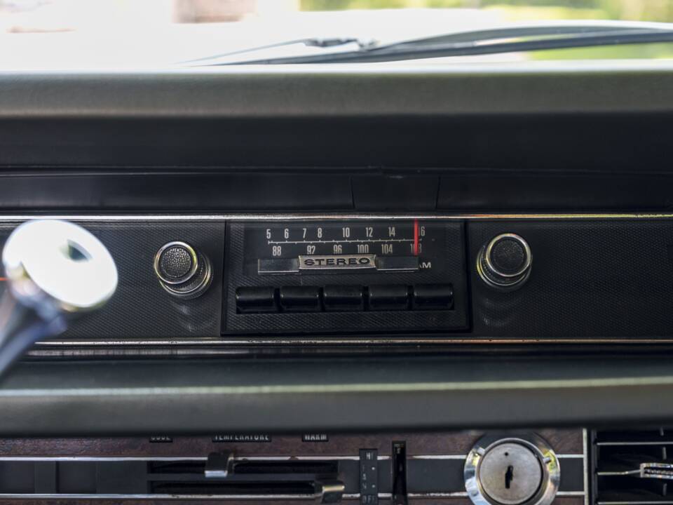 Image 20/28 of Ford LTD Country Squire (1968)