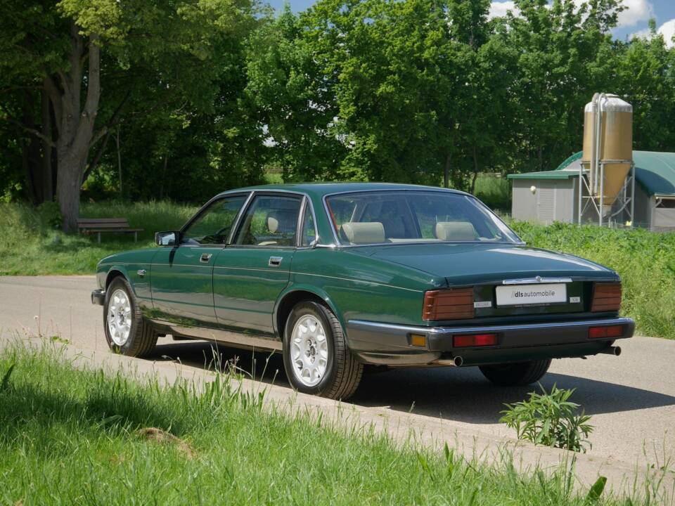 Image 12/33 of Jaguar Sovereign 3.6 (1988)