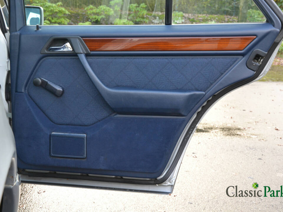 Image 17/39 of Mercedes-Benz 200 D (1993)