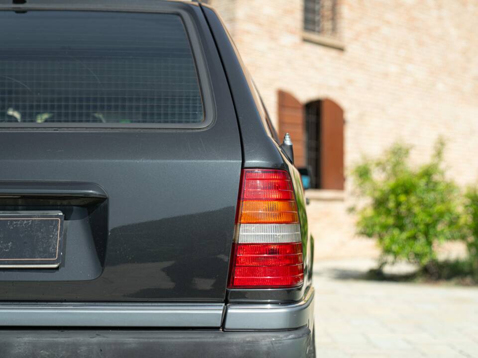 Immagine 15/44 di Mercedes-Benz 200 TE (1992)