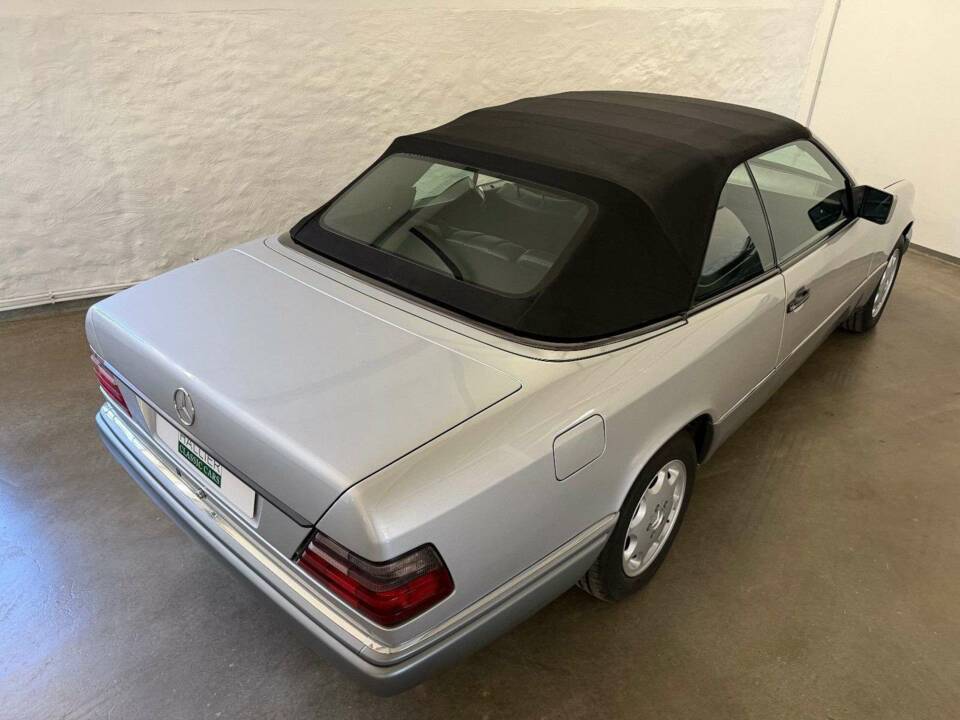Imagen 12/27 de Mercedes-Benz E 200 (1995)