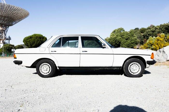 Immagine 6/7 di Mercedes-Benz 300 D (1983)