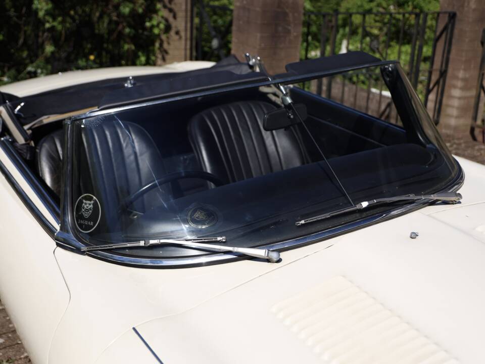 Image 42/50 de Jaguar Type E V12 (1972)