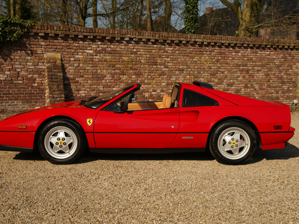 Image 17/50 de Ferrari 328 GTS (1989)