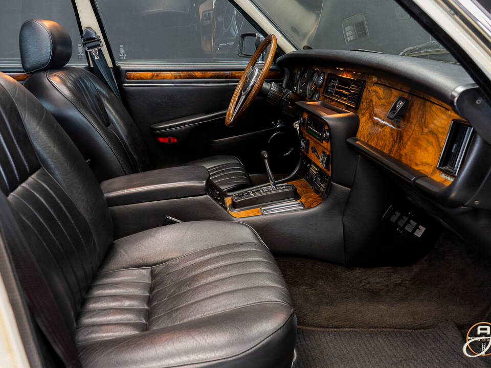 Image 12/22 of Jaguar XJ 12 (1986)