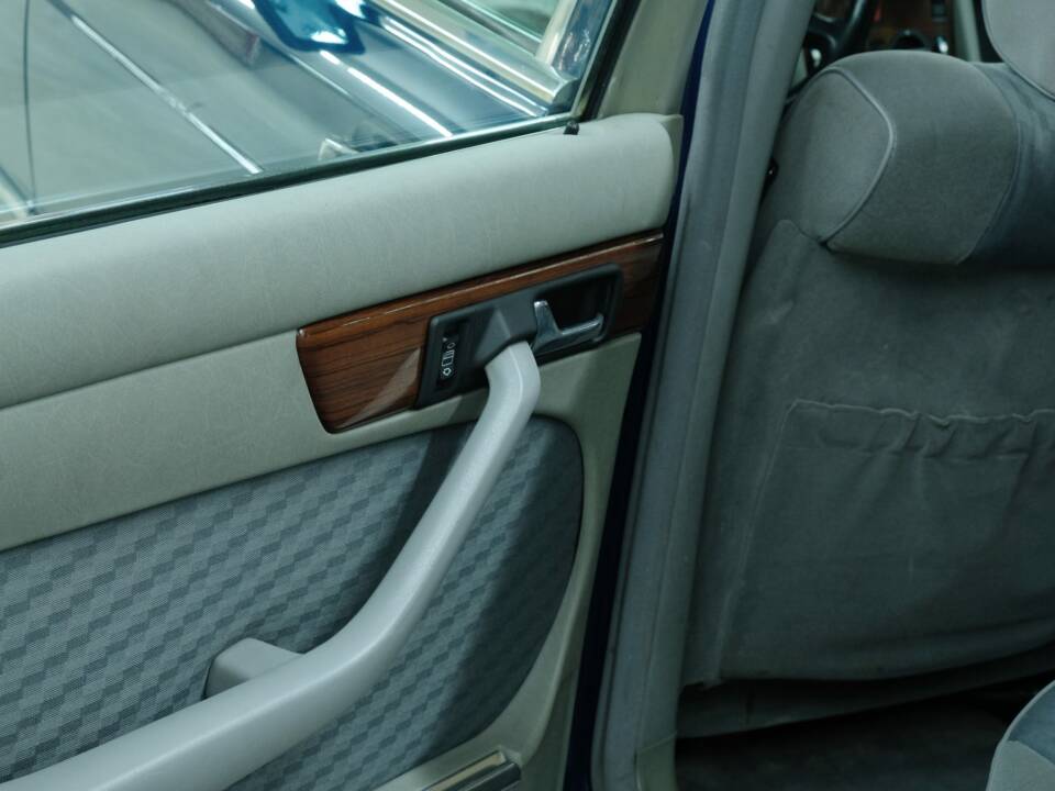 Bild 34/50 von Mercedes-Benz 300 SE (1990)