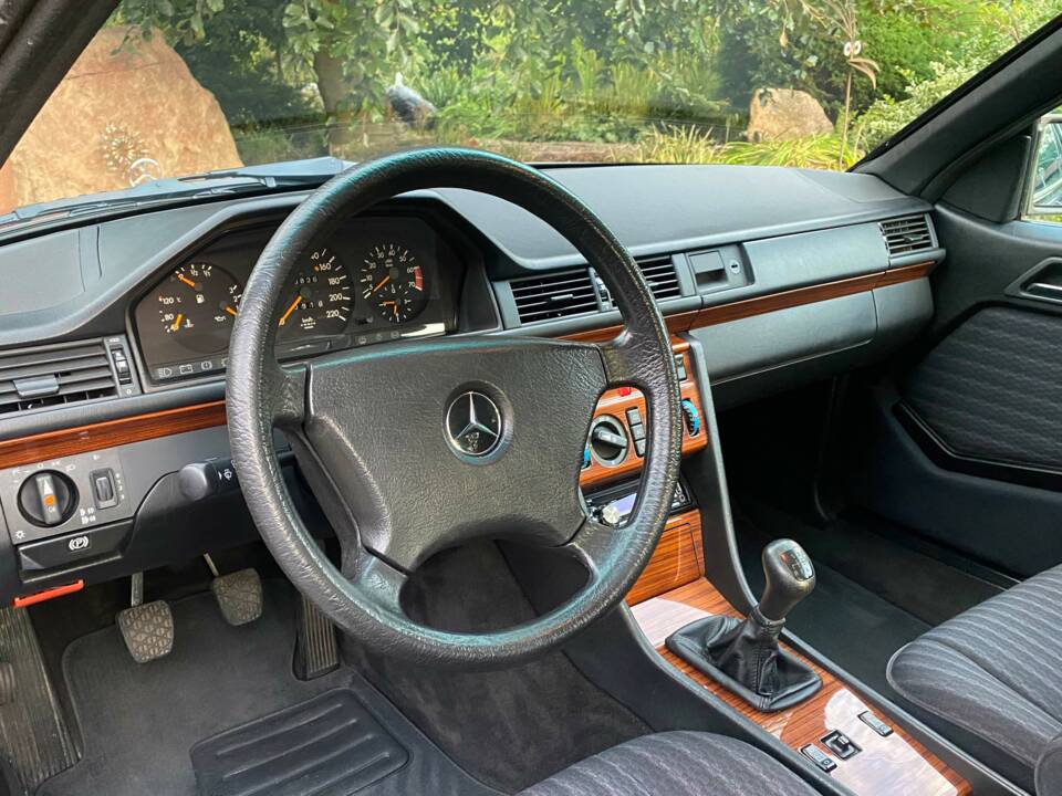 Bild 18/35 von Mercedes-Benz 230 CE (1992)