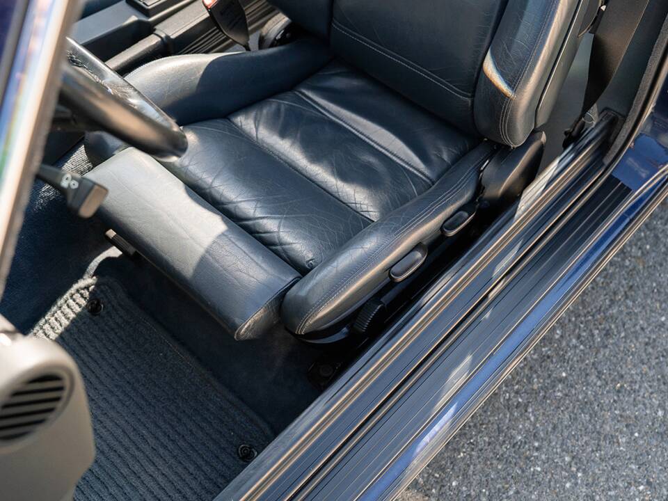 Immagine 17/35 di BMW 320i (1988)