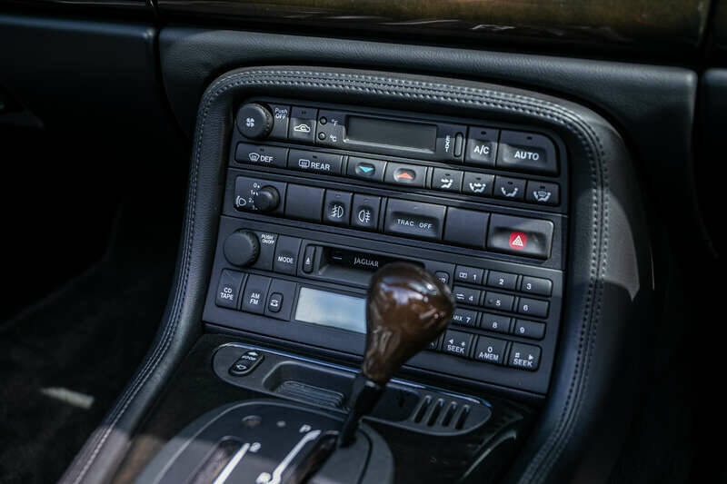 Image 27/33 of Jaguar XK8 4.0 (1999)