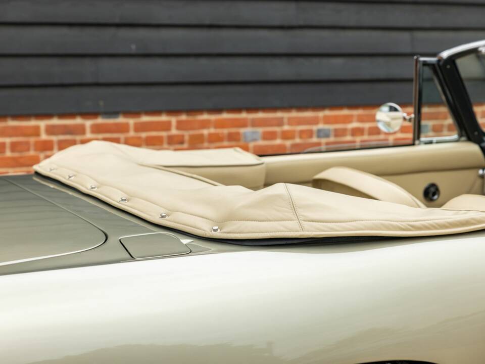 Bild 28/50 von Aston Martin DB 6 Volante (1969)