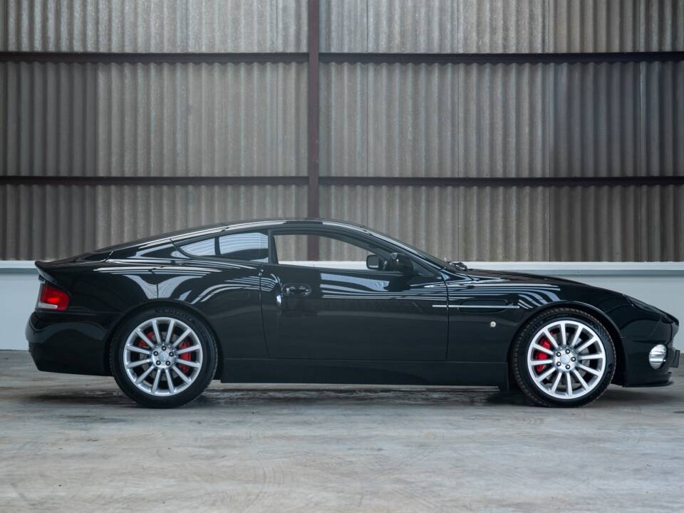 Image 2/50 de Aston Martin V12 Vanquish (2004)