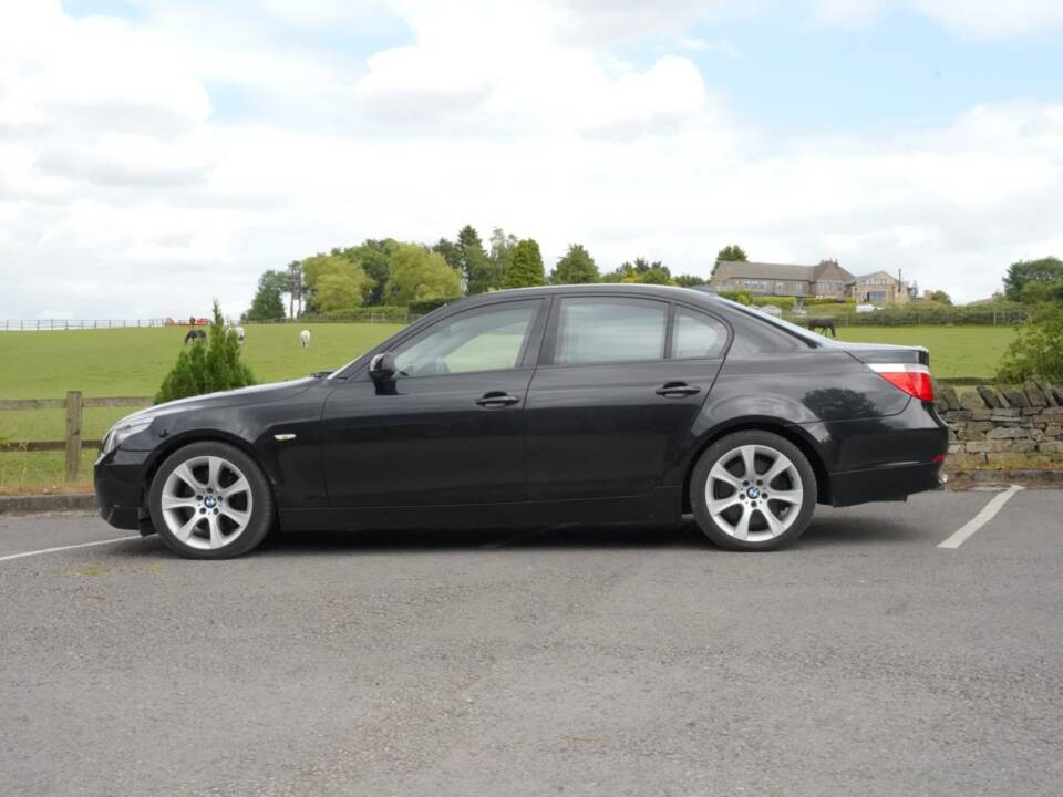 Bild 30/48 von BMW 550i (2006)