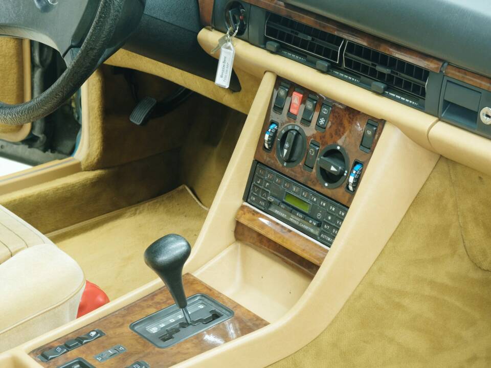 Bild 41/50 von Mercedes-Benz 380 SEC (1983)