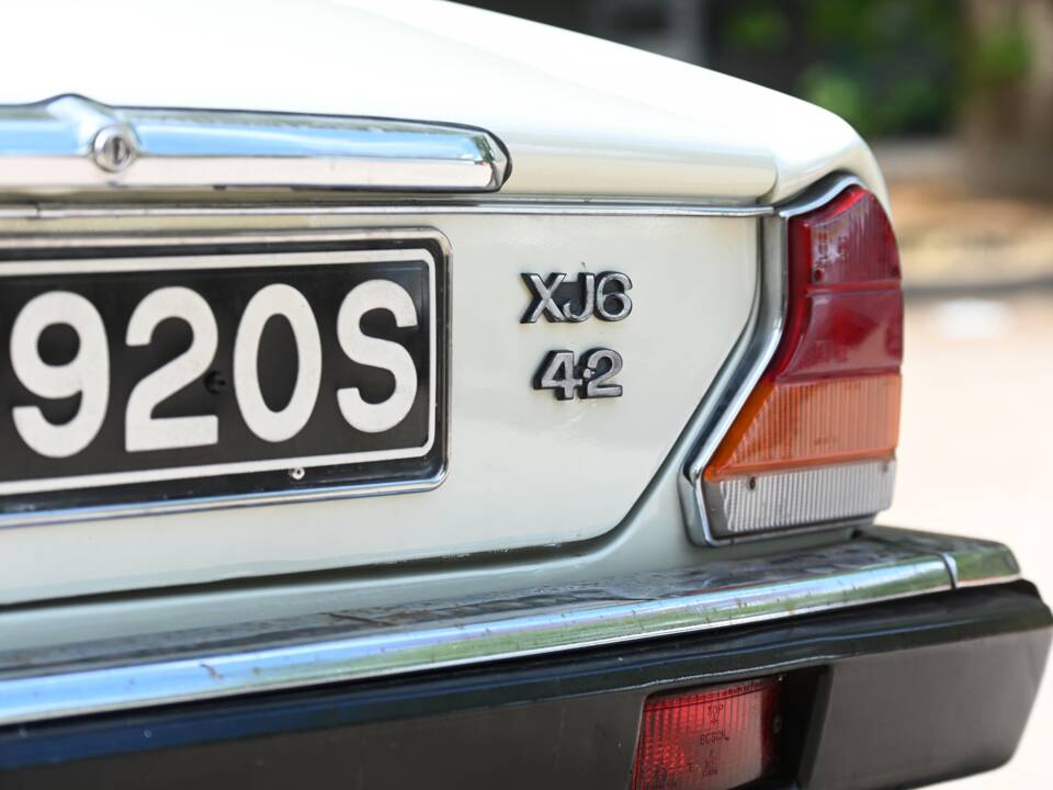 Image 17/20 de Jaguar XJ 6 L 4.2 (1978)