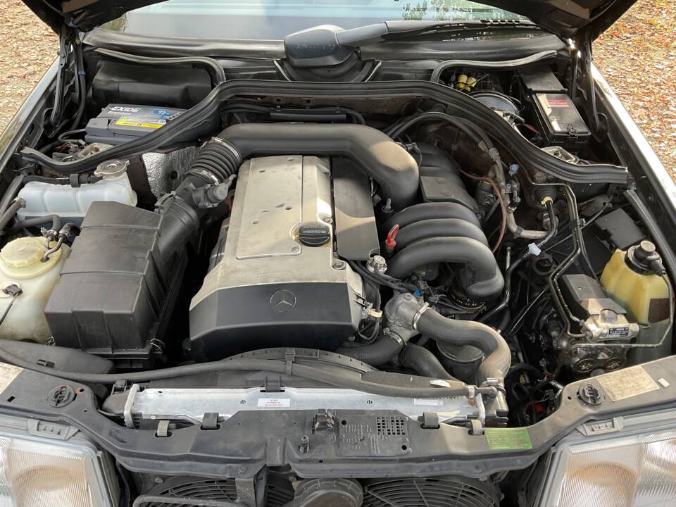 Image 96/149 of Mercedes-Benz 320 TE (1993)